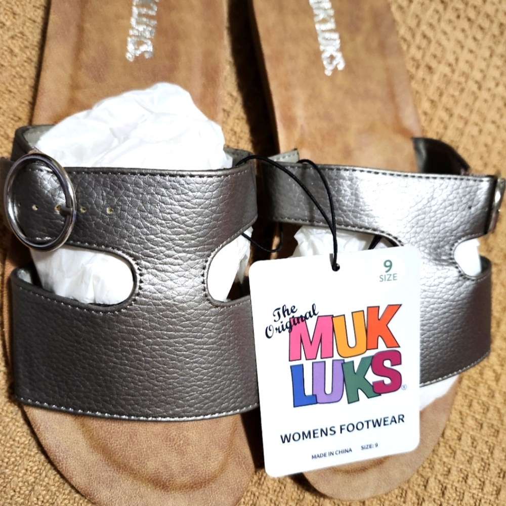Muk Luks sandals in Pewter sz 9